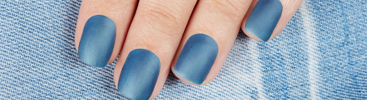 MANUCURE TENDANCE : COMMENT DONNER UN EFFET MAT AU VERNIS CLASSIQUE ?